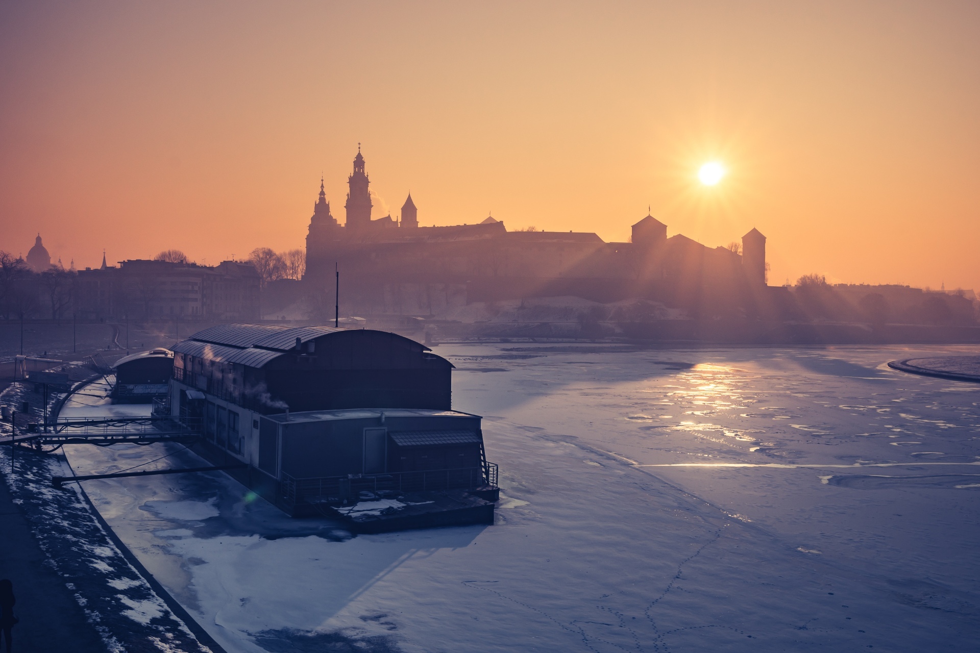 冬の朝のクラクフ　ポーランドの冬の風景