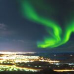 レイキャヴィークの夜景とオーロラ　アイスランドの風景