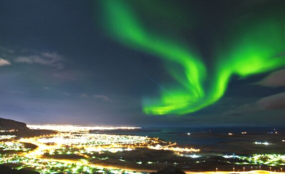 レイキャヴィクの夜景とオーロラ　アイスランドの風景