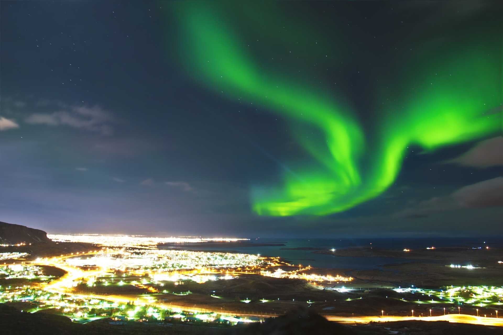 レイキャヴィクの夜景とオーロラ　アイスランドの風景