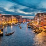 ベネチアの大運河カナル・グランデの夜の風景　イタリアの風景