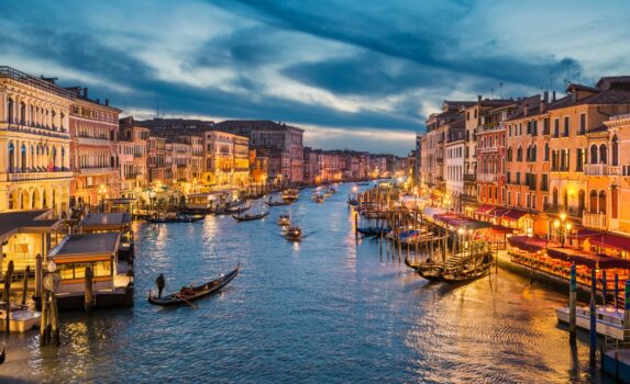 ベネチアの大運河カナル・グランデの夜の風景　イタリアの絶景