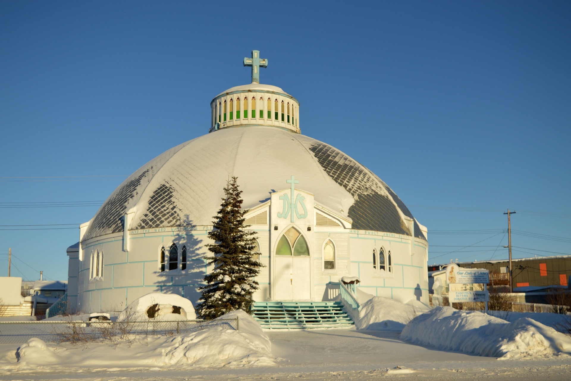イヌヴィックのイグルー教会　カナダの風景