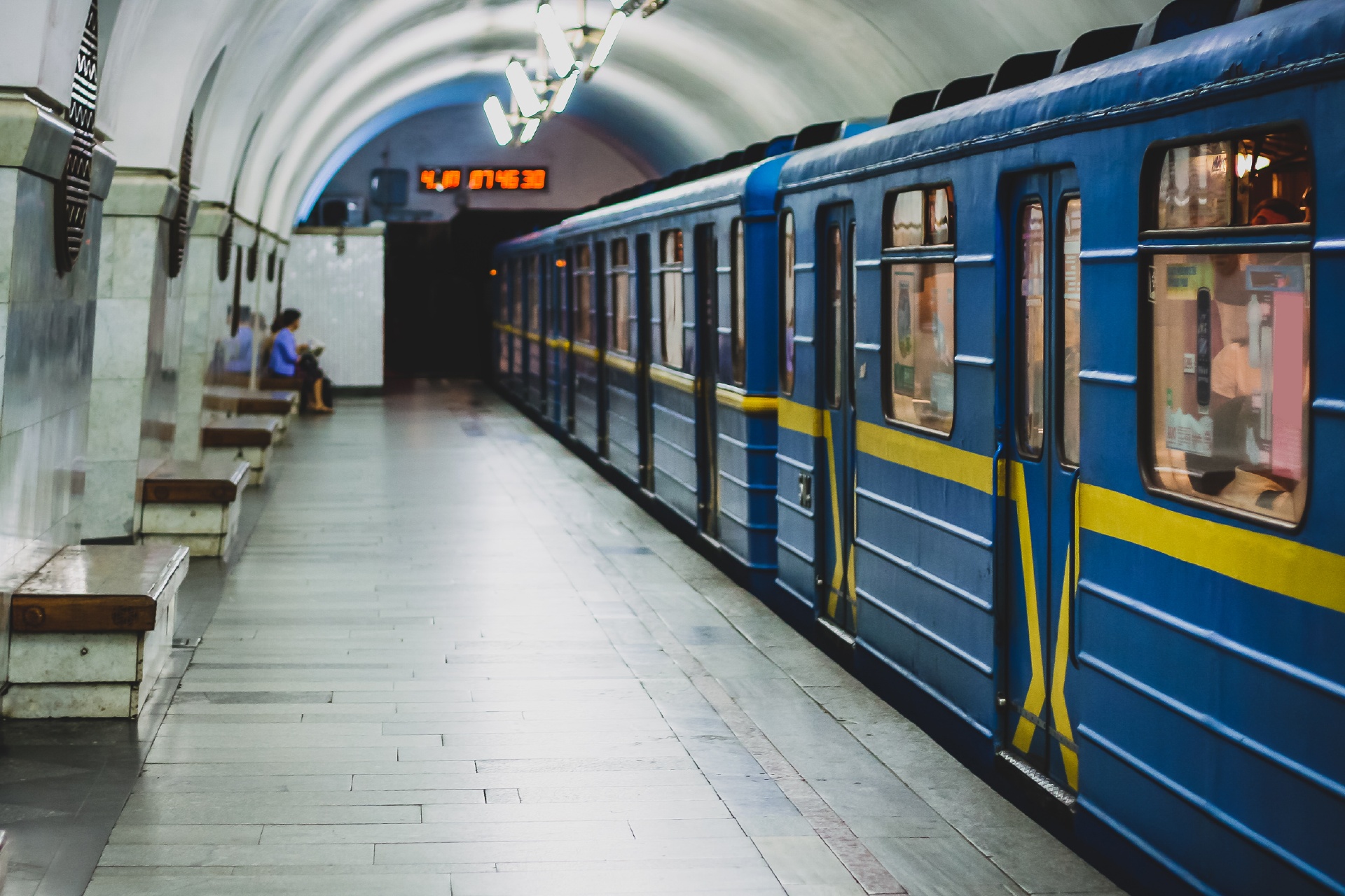 キエフの地下鉄駅　ウクライナの風景