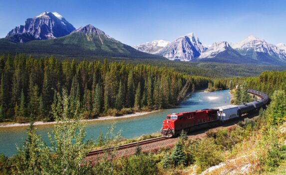 カナディアンロッキーと鉄道の風景　カナダの風景