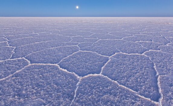 月とウユニ塩湖　ボリビアの風景