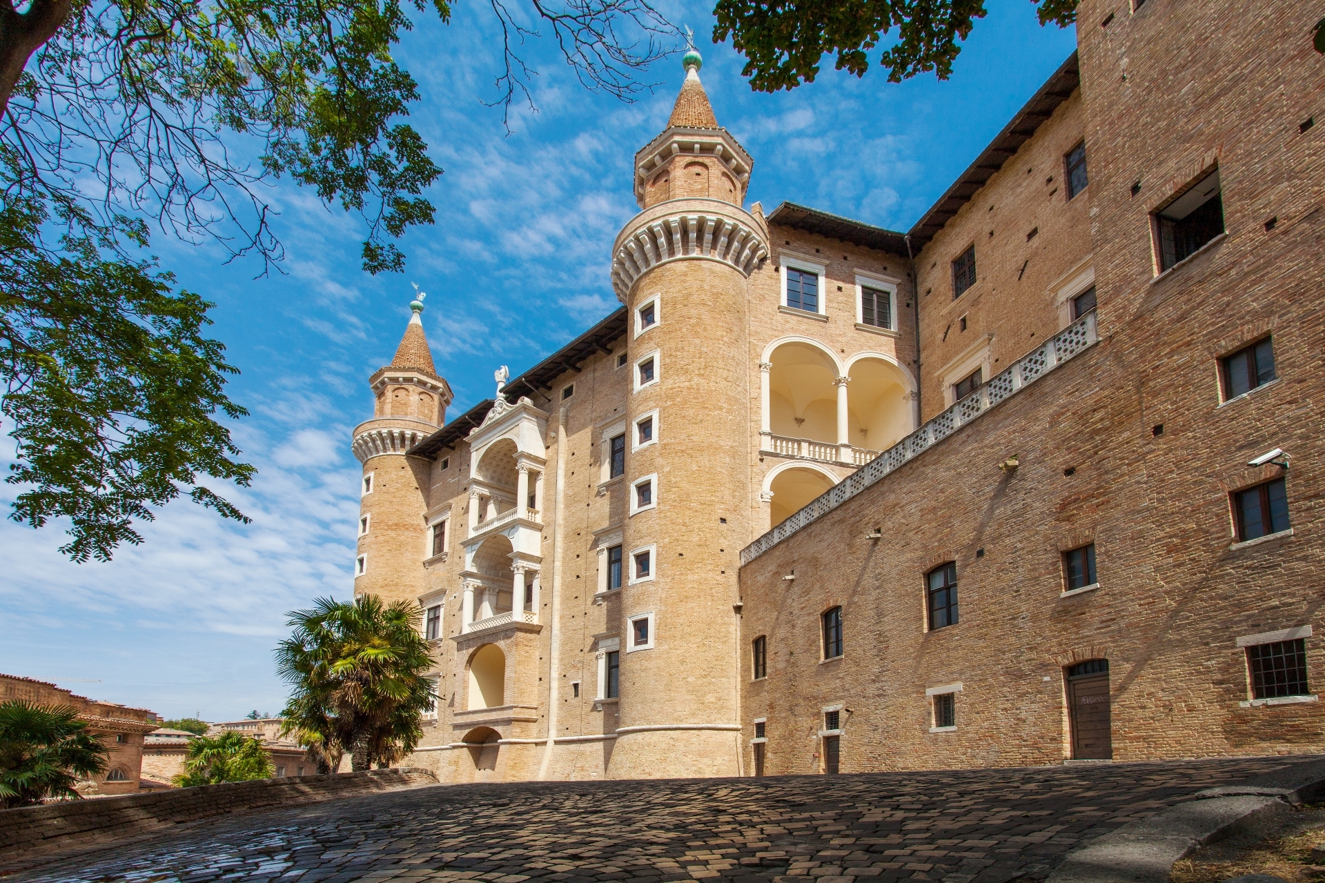 ウルビーノのドゥカーレ宮殿　イタリアの風景