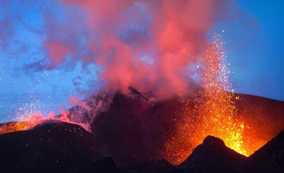 噴火するカムチャツカの火山　カムチャツカ半島の風景