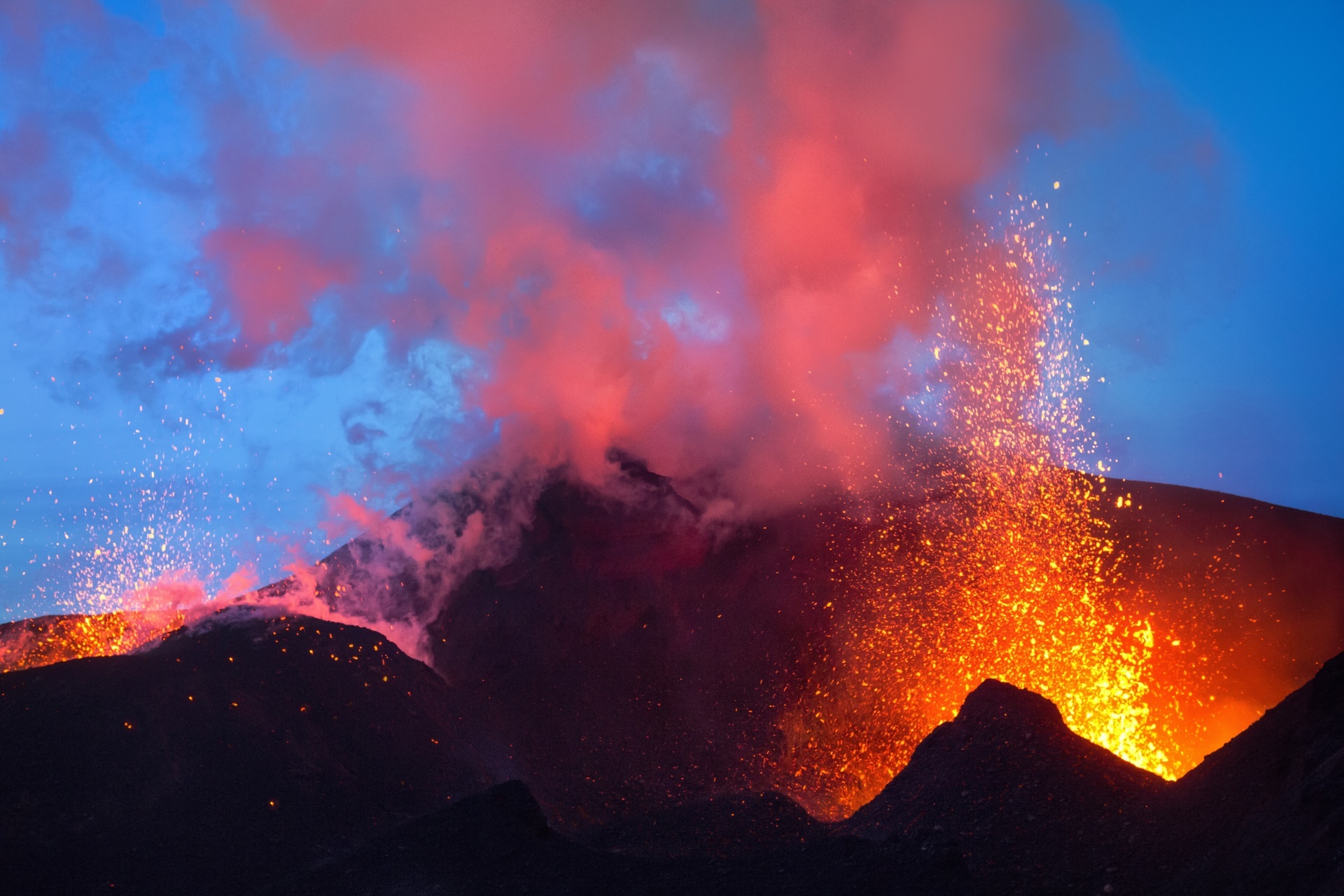 噴火するカムチャツカの火山　カムチャツカ半島の風景