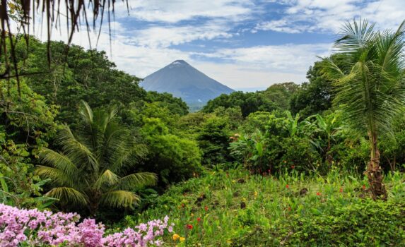 オメテペ島の火山　ニカラグアの風景