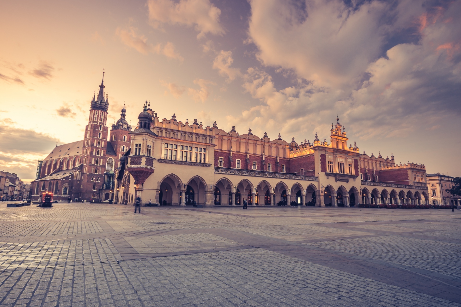 クラクフの中央市場広場　ポーランドの風景