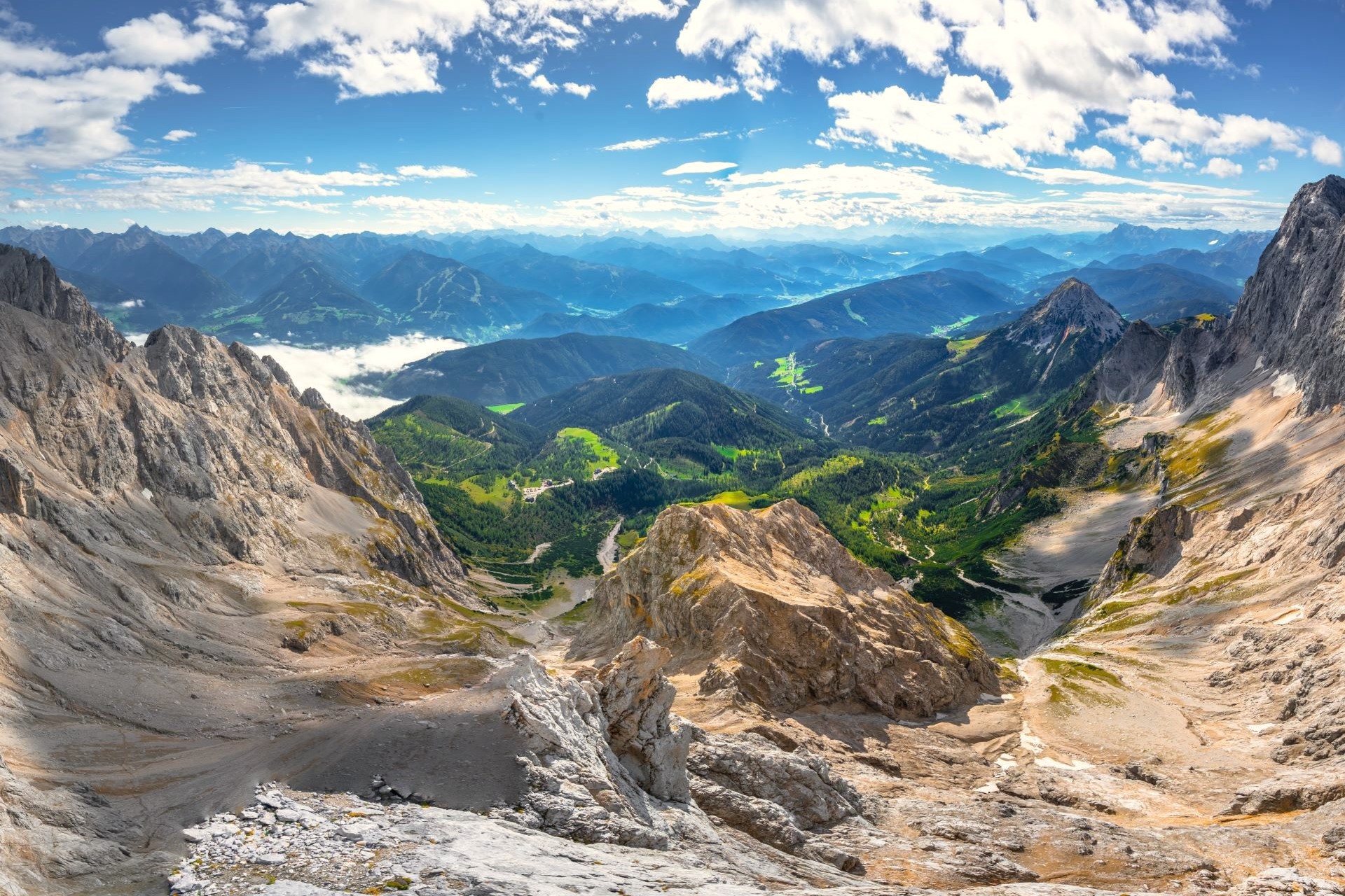 ダッハシュタイン山の眺め　オーストリアの風景