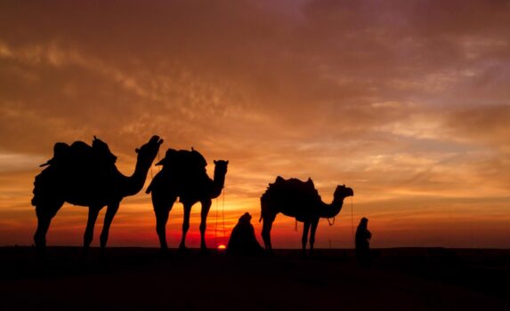夕暮れの砂漠の風景　世界の絶景