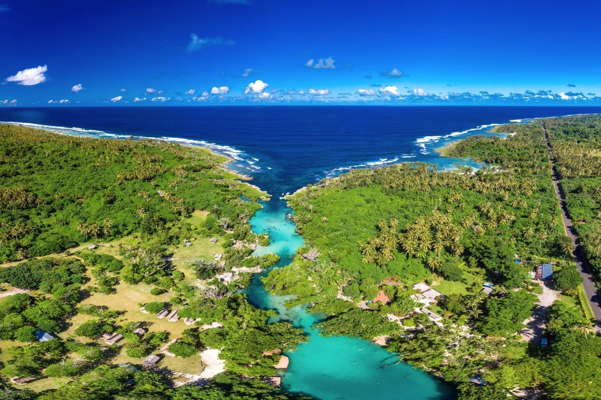 エファテ島のブルーラグーン　バヌアツの風景