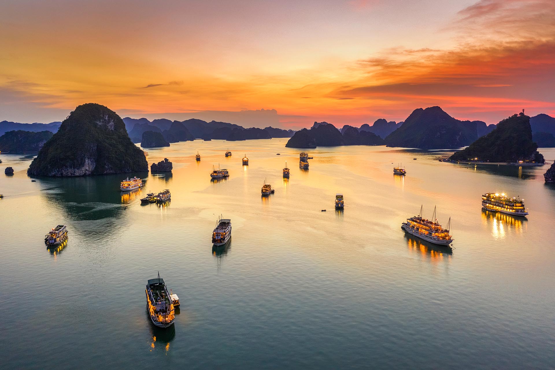 ハロン湾の夕暮れ　ベトナムの風景