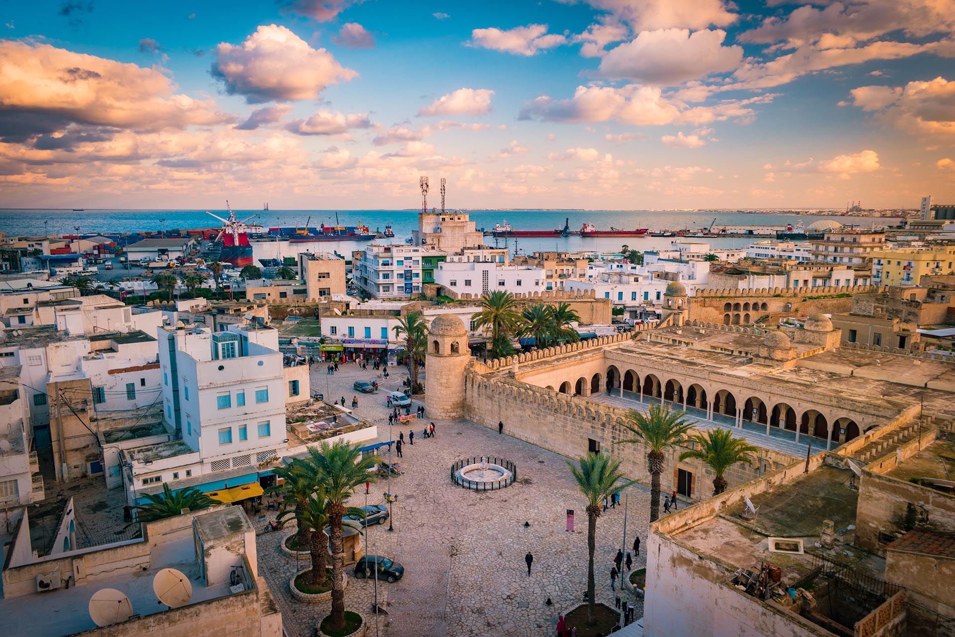 スースの風景　モスクとスース港　チュニジアの風景