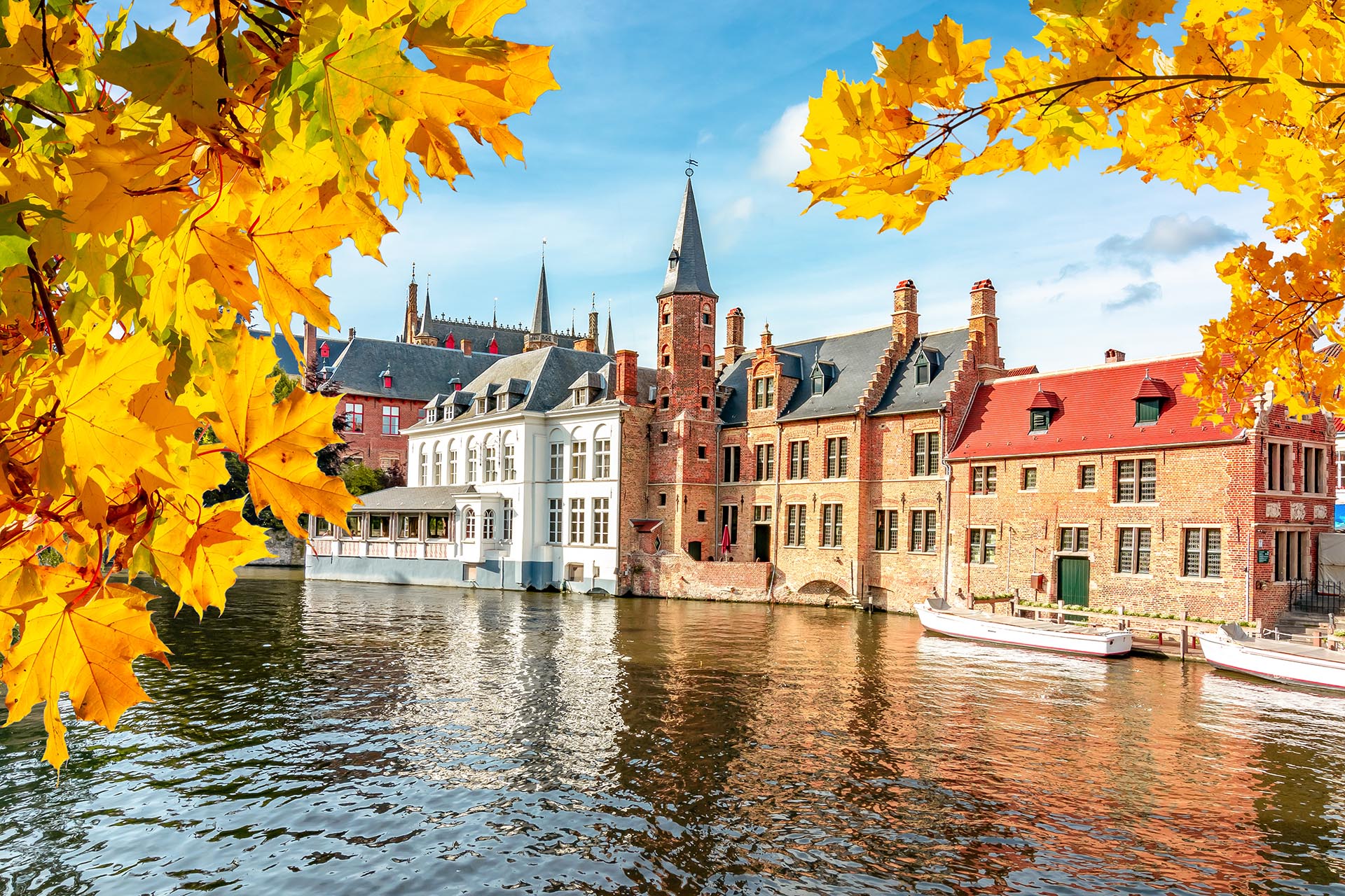 ブルージュの運河と秋の風景　秋のベルギー