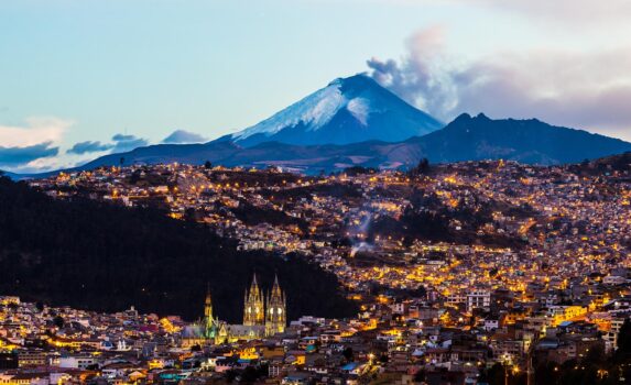 コトパクシ火山とキトの街並み　エクアドルの風景