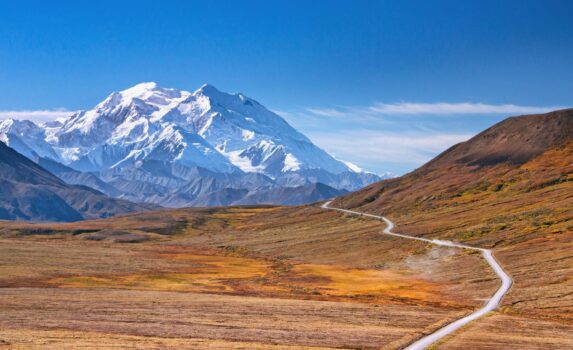 デナリ山と秋のアラスカの絶景　アメリカの風景
