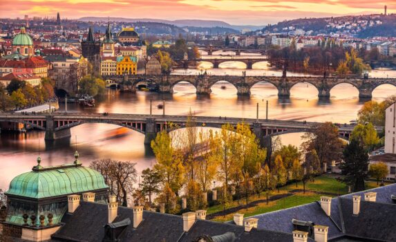 カレル橋と旧市街　秋のプラハの風景　チェコの風景