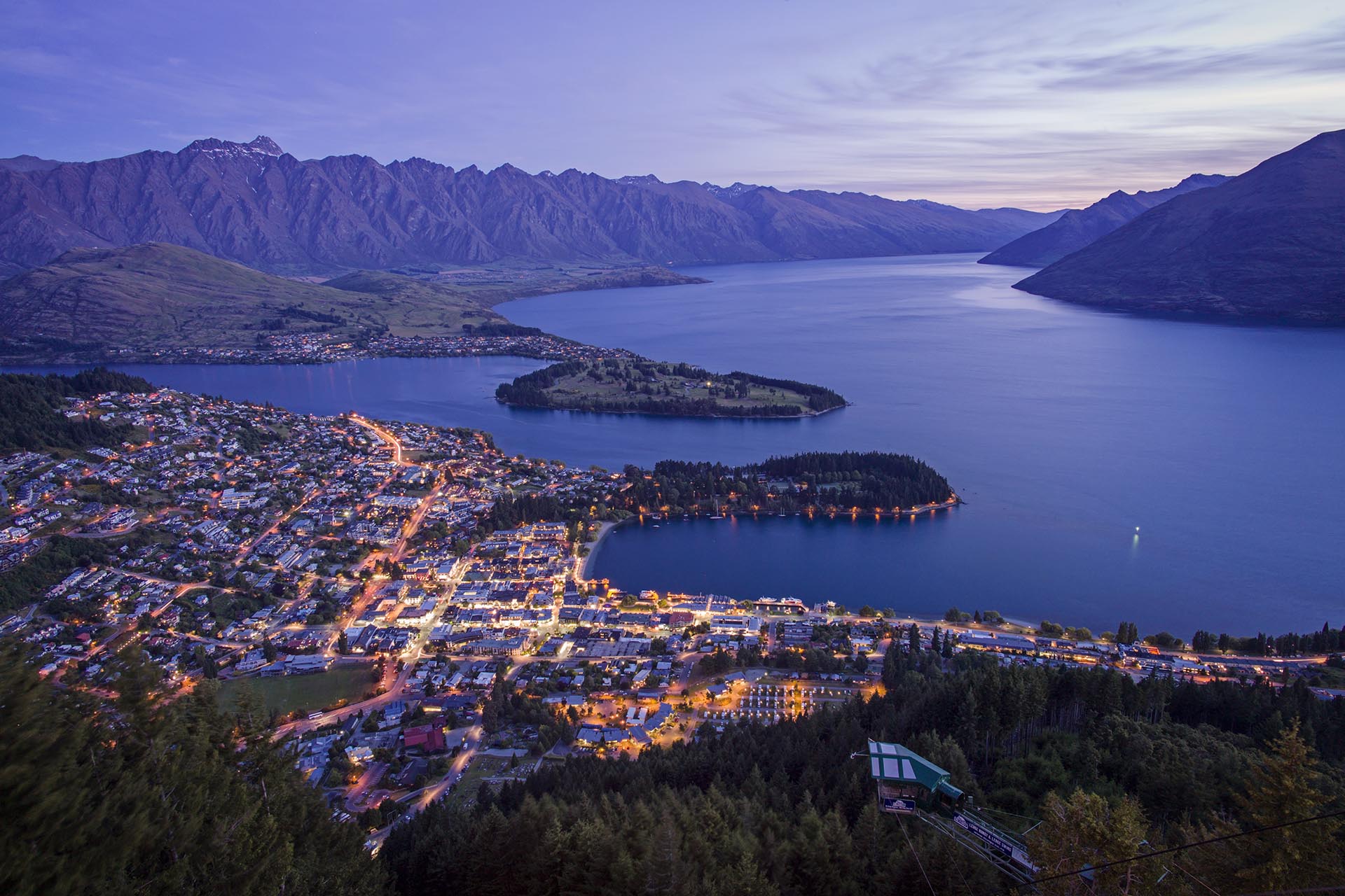 夕暮れのクイーンズタウン　ニュージーランドの風景