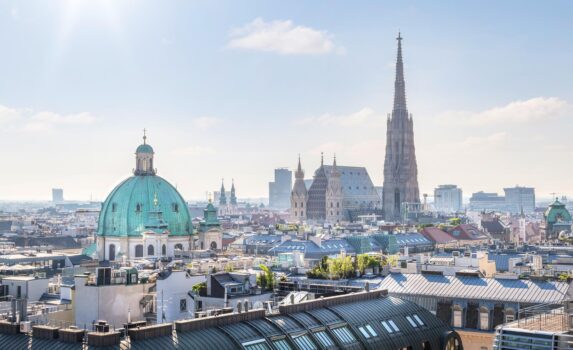 シュテファン大聖堂とウィーンの町並み　オーストリアの風景