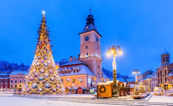 クリスマスシーズンのブラショヴの町並み　ルーマニアのクリスマスの風景