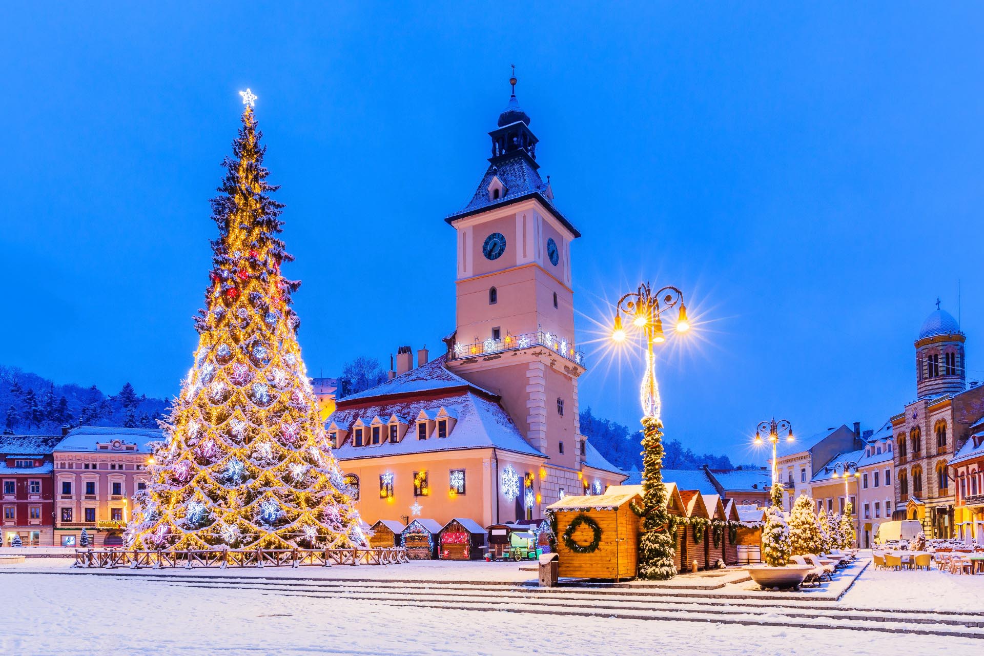クリスマスシーズンの夕暮れのブラショフの町並み　ルーマニアの風景