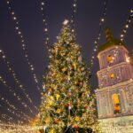 キーウの聖ソフィア大聖堂とクリスマスツリー　ウクライナの新年の風景