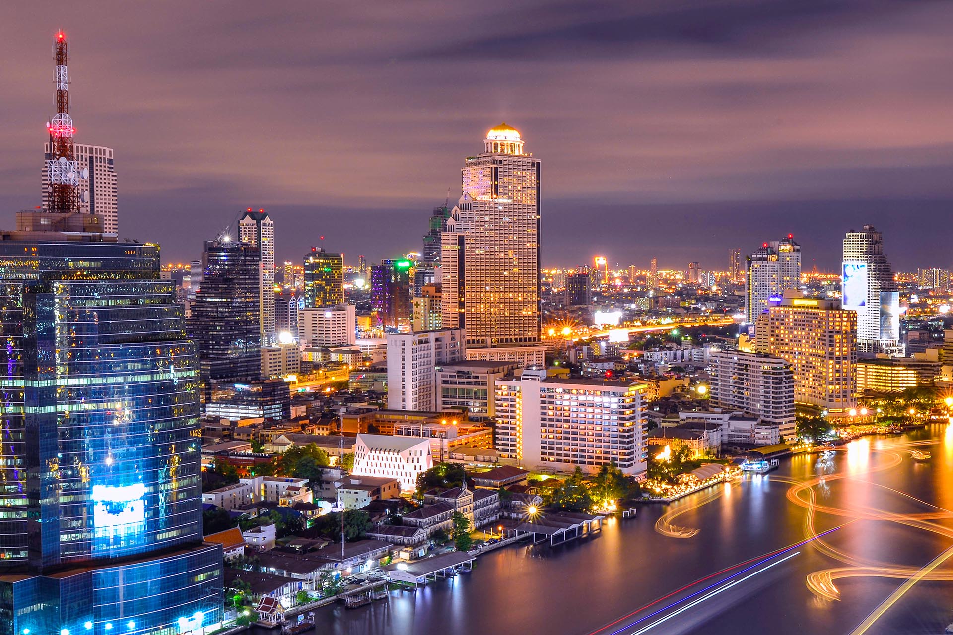 夕暮れ時のバンコク市内　ダウンタウンの風景とチャオプラヤー川　タイの風景
