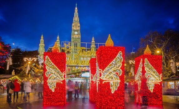 ウィーンの市庁舎とクリスマス・マーケット　オーストリアの風景