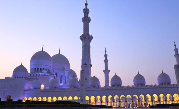 夕暮れのシェイク・ザーイド・グランド・モスク　アラブ首長国連邦の風景