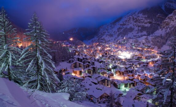 冬の夕暮れ時のツェルマット　スイスの冬の風景
