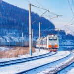 バイカル湖畔を走るシベリア鉄道　ロシアの冬の風景