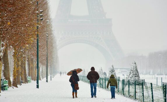 雪のパリの風景　フランスの冬の風景