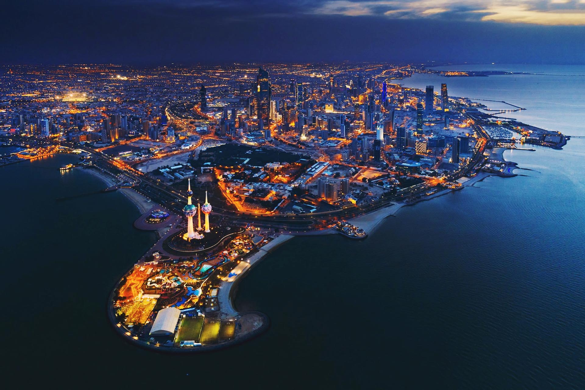 夜のクウェート・シティの風景　クウェートの風景