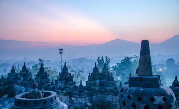 朝のボロブドゥール寺院　インドネシアの風景