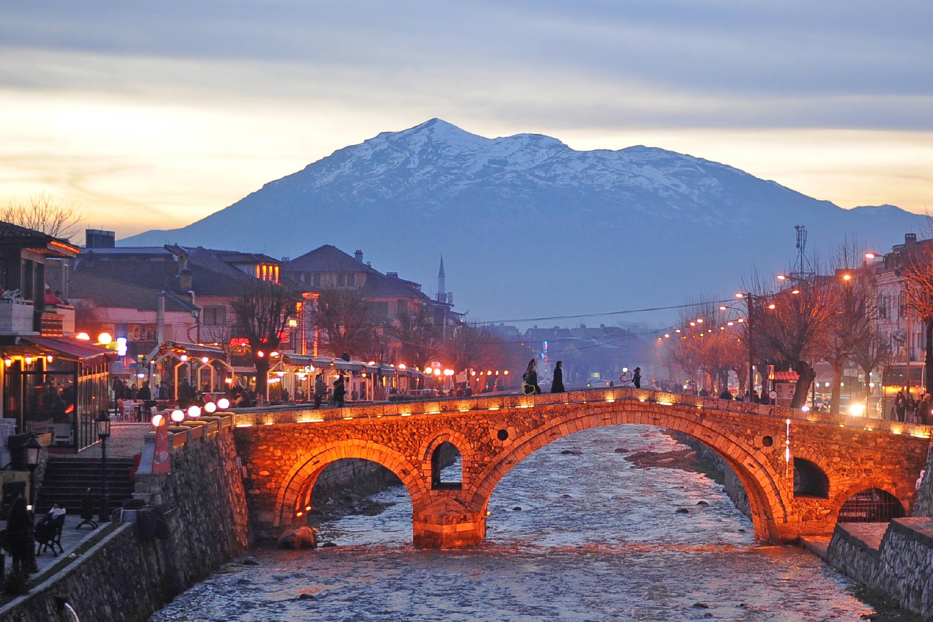 冬のプリズレンの夕暮れ　コソボの風景