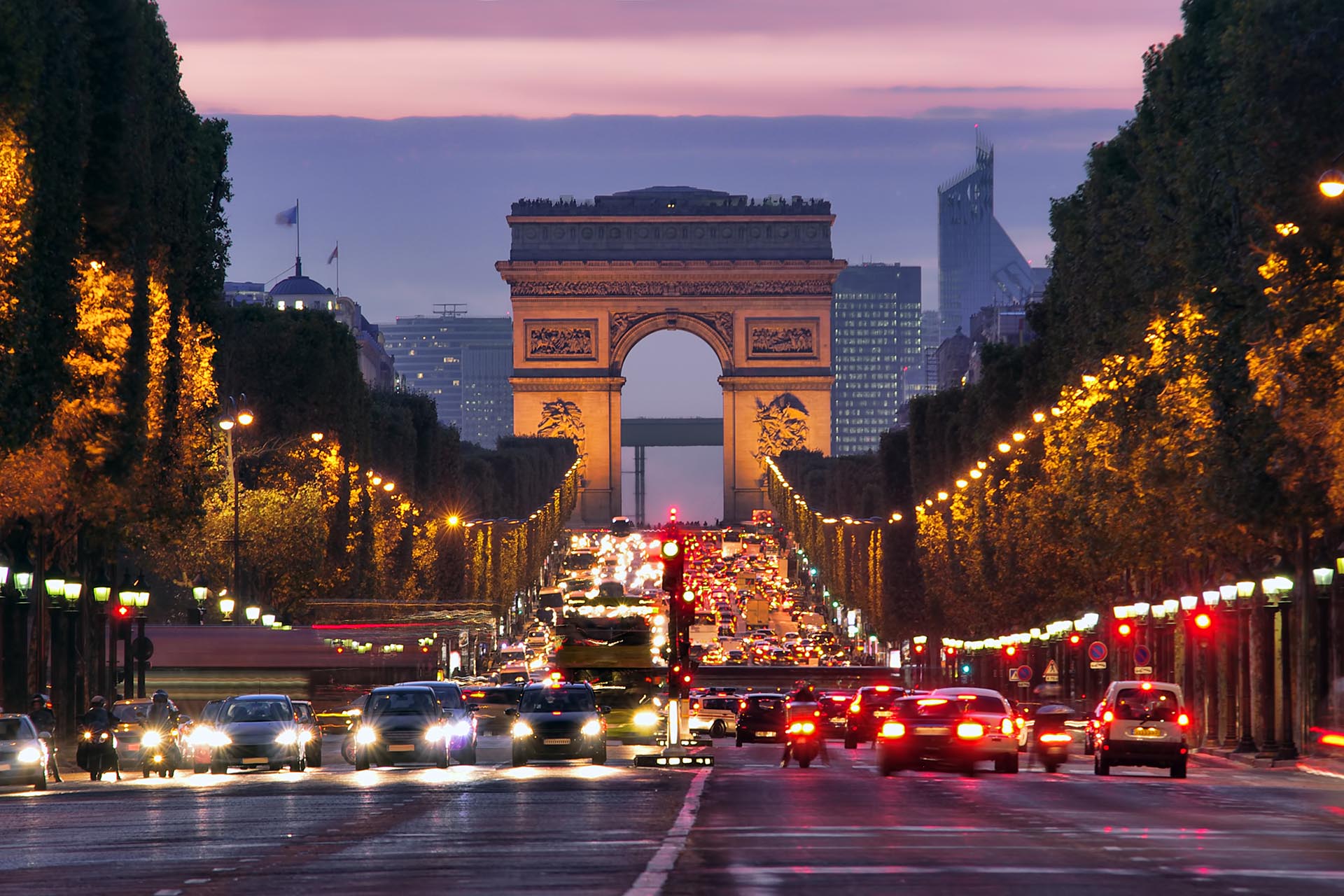 夕暮れのシャンゼリゼ通り　パリの風景　フランスの風景