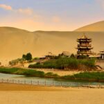 敦煌郊外の月牙泉　中国の風景