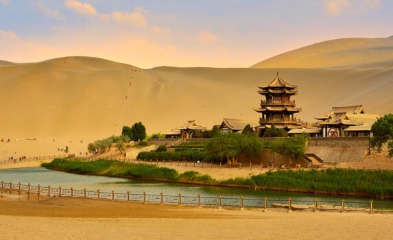 敦煌郊外の月牙泉　中国の風景