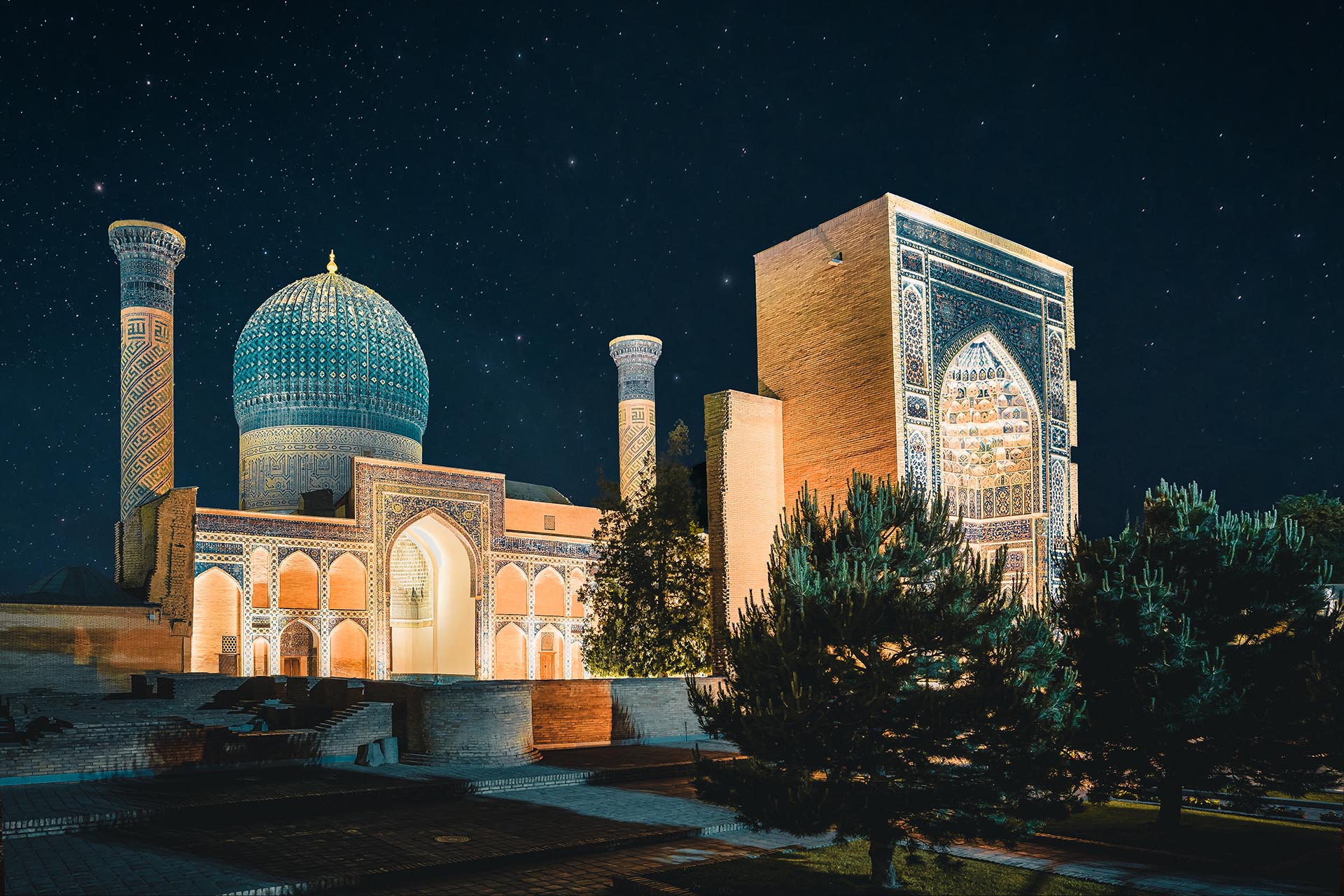 夜のサマルカンド　ウズベキスタンの風景