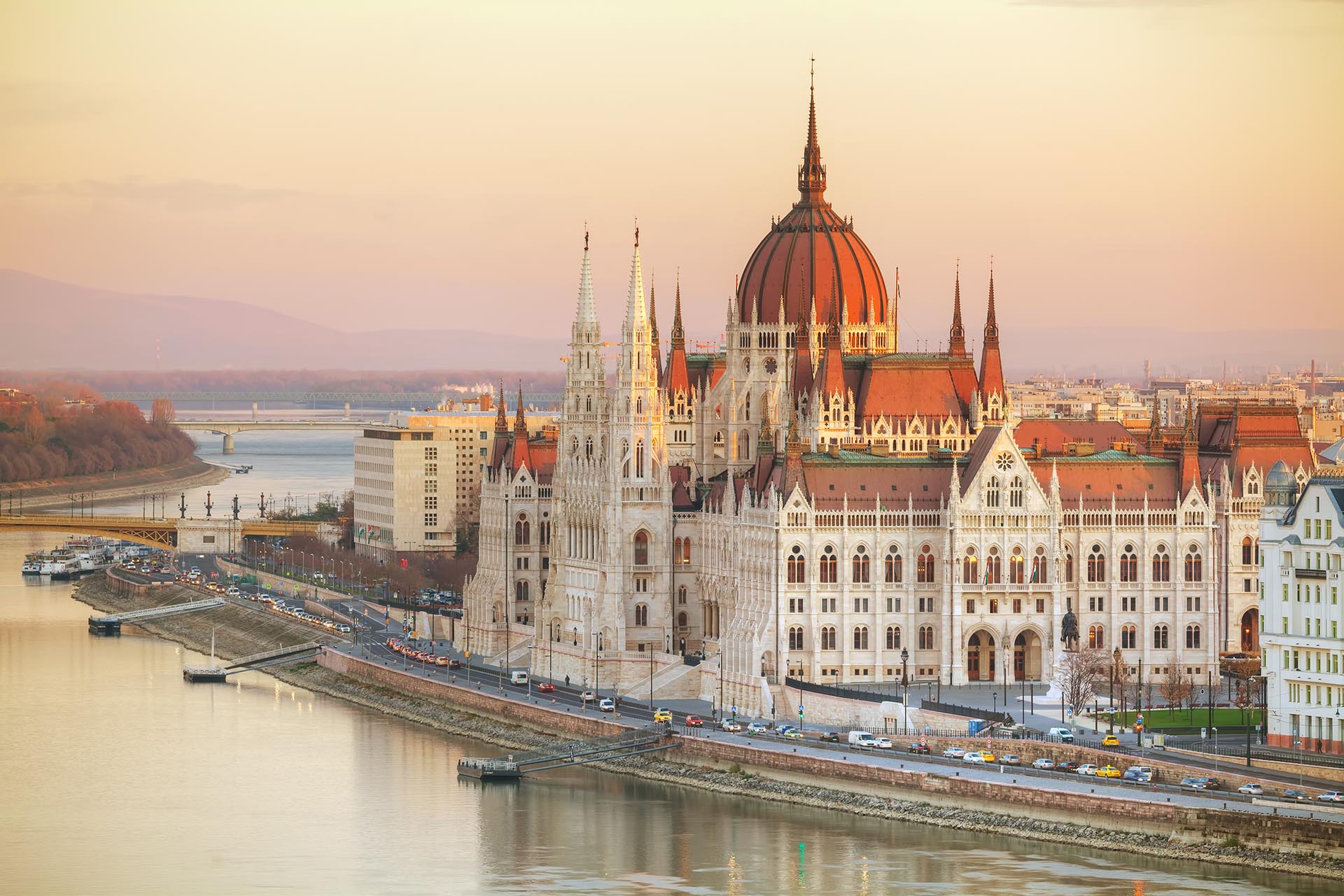 朝のブダペスト　ドナウ川沿いの国会議事堂　ハンガリーの風景