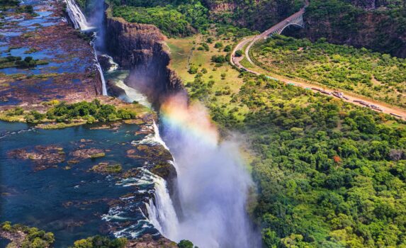 ビクトリアの滝にかかる虹　ジンバブエの風景