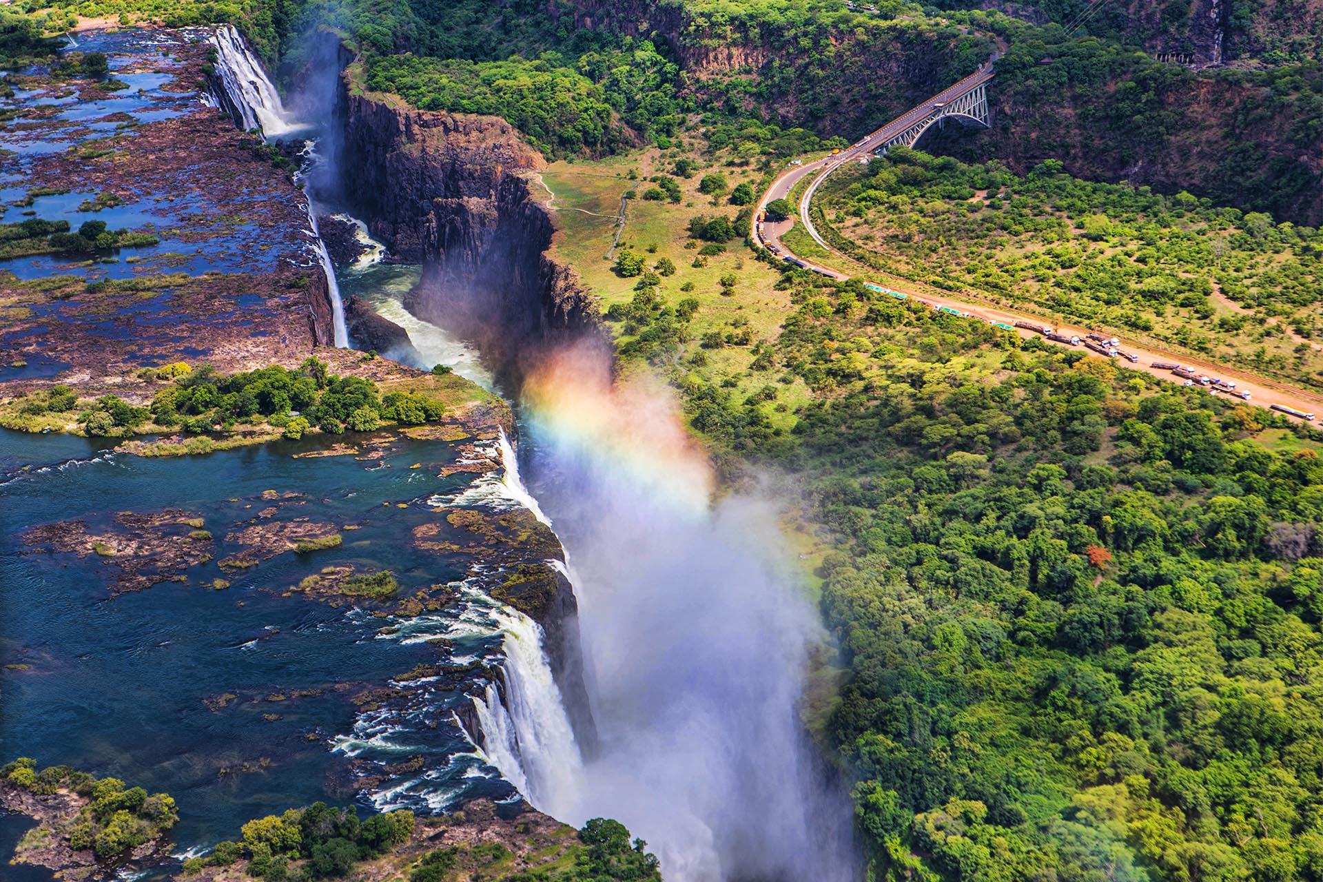 ビクトリアの滝にかかる虹　ジンバブエの風景