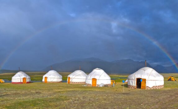 草原とアルタイ山脈　モンゴルの風景