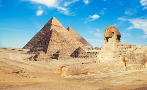 ギーザ　スフィンクスとピラミッドのある風景　エジプトの風景
