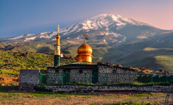 ダマーヴァンド山とモスク　イランの風景