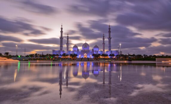 夕暮れ時のシェイク・ザーイド・グランド・モスク　アラブ首長国連邦の風景