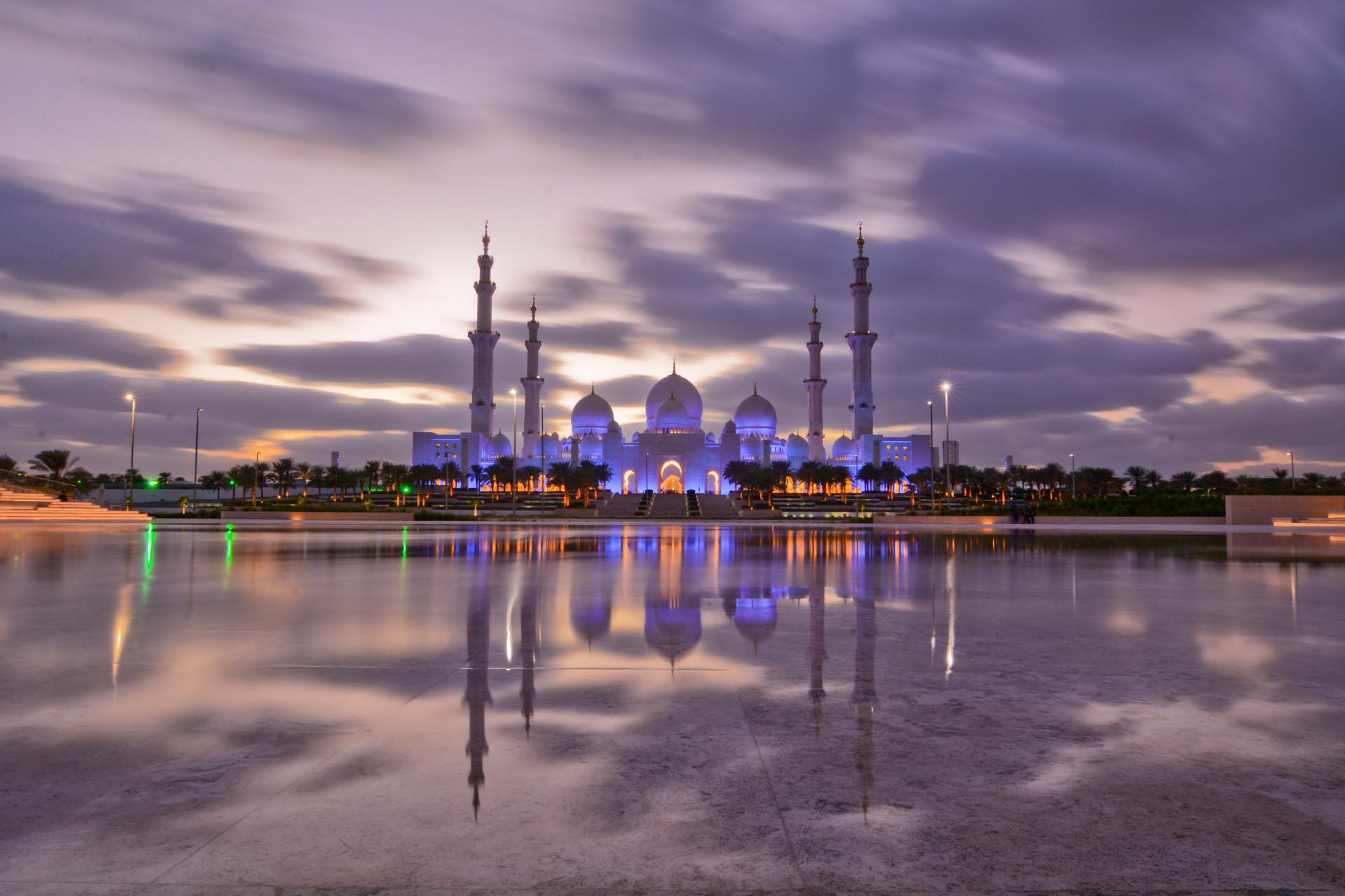 夕暮れ時のシェイク・ザーイド・グランド・モスク　アラブ首長国連邦の風景